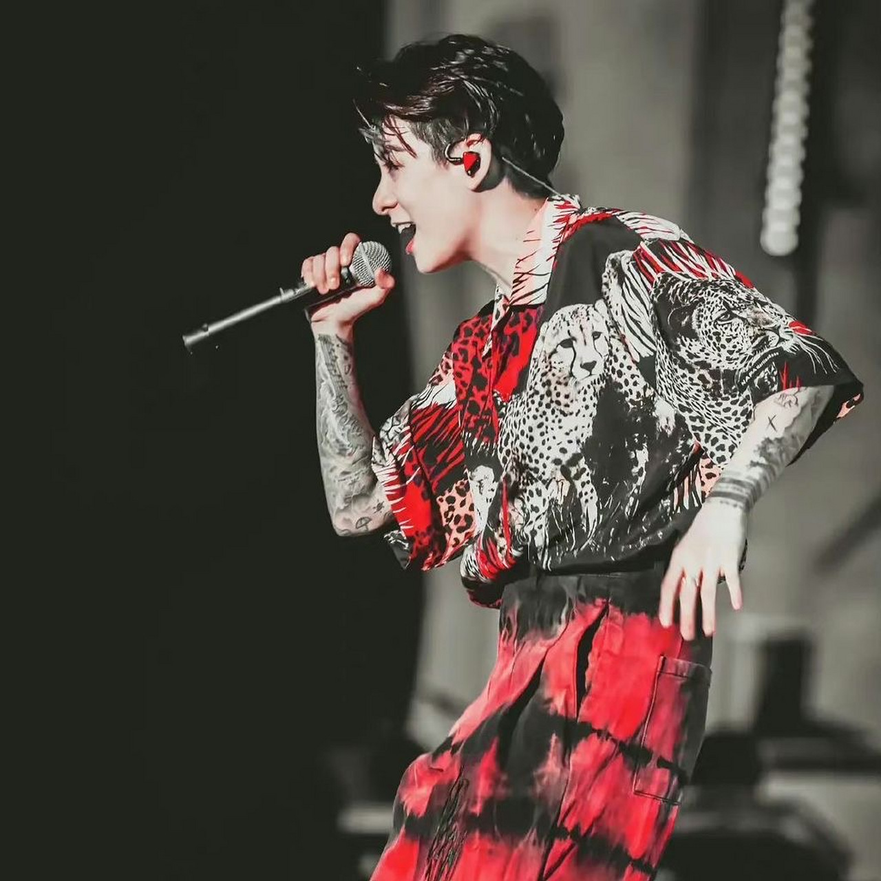 美国大明星刘逸云amber粉丝奇怪的逻辑; 不喜欢刘逸云amber的纹身,就