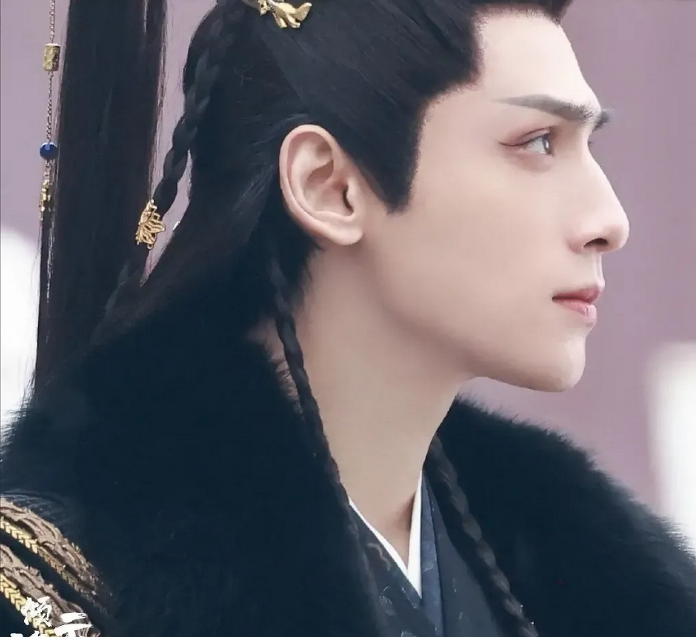 罗云熙/长月烬明  罗云熙侧面照太帅气了,棱角分明,很适合古装造型.