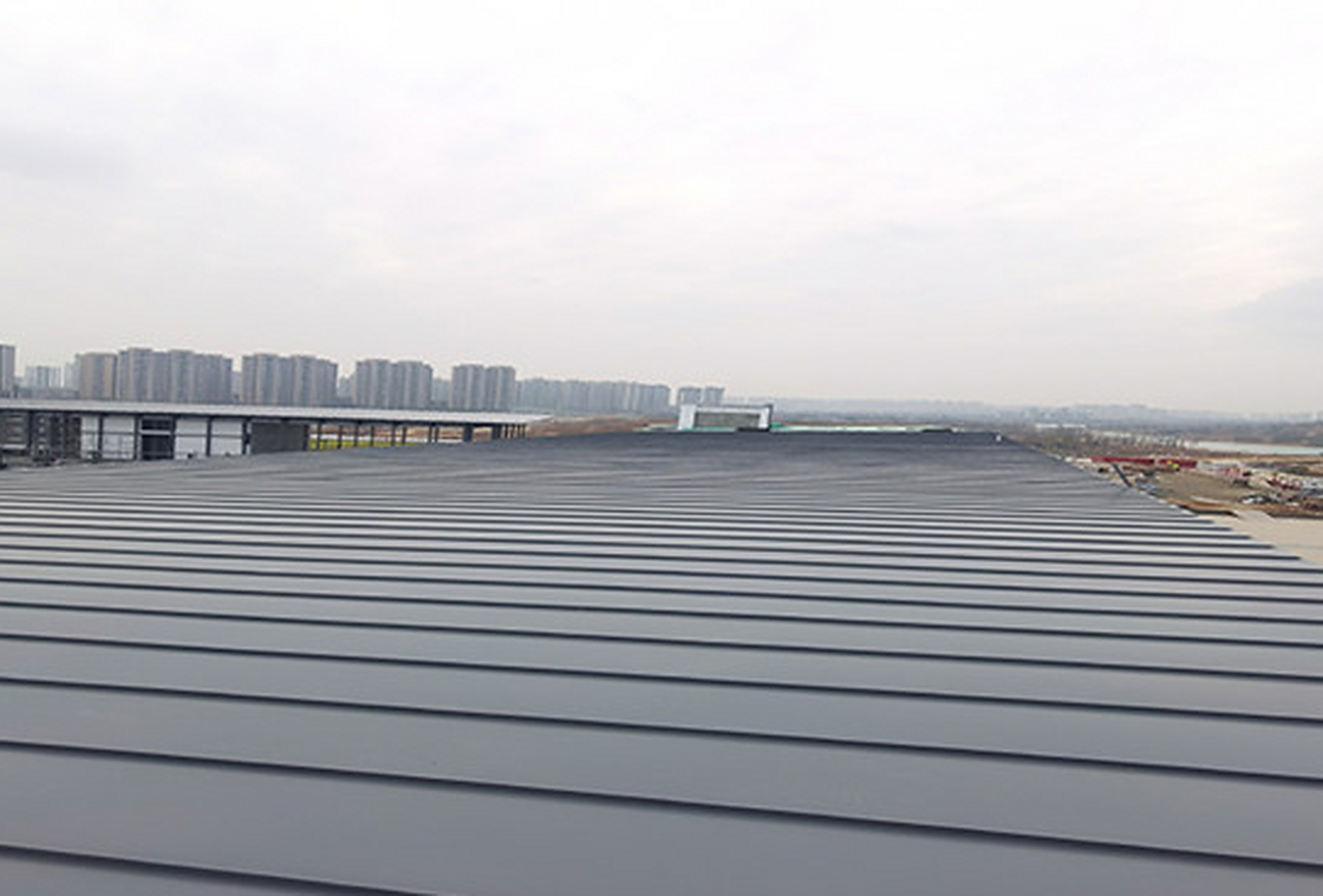 晋上城建筑主要生产销售的是彩钢屋面板