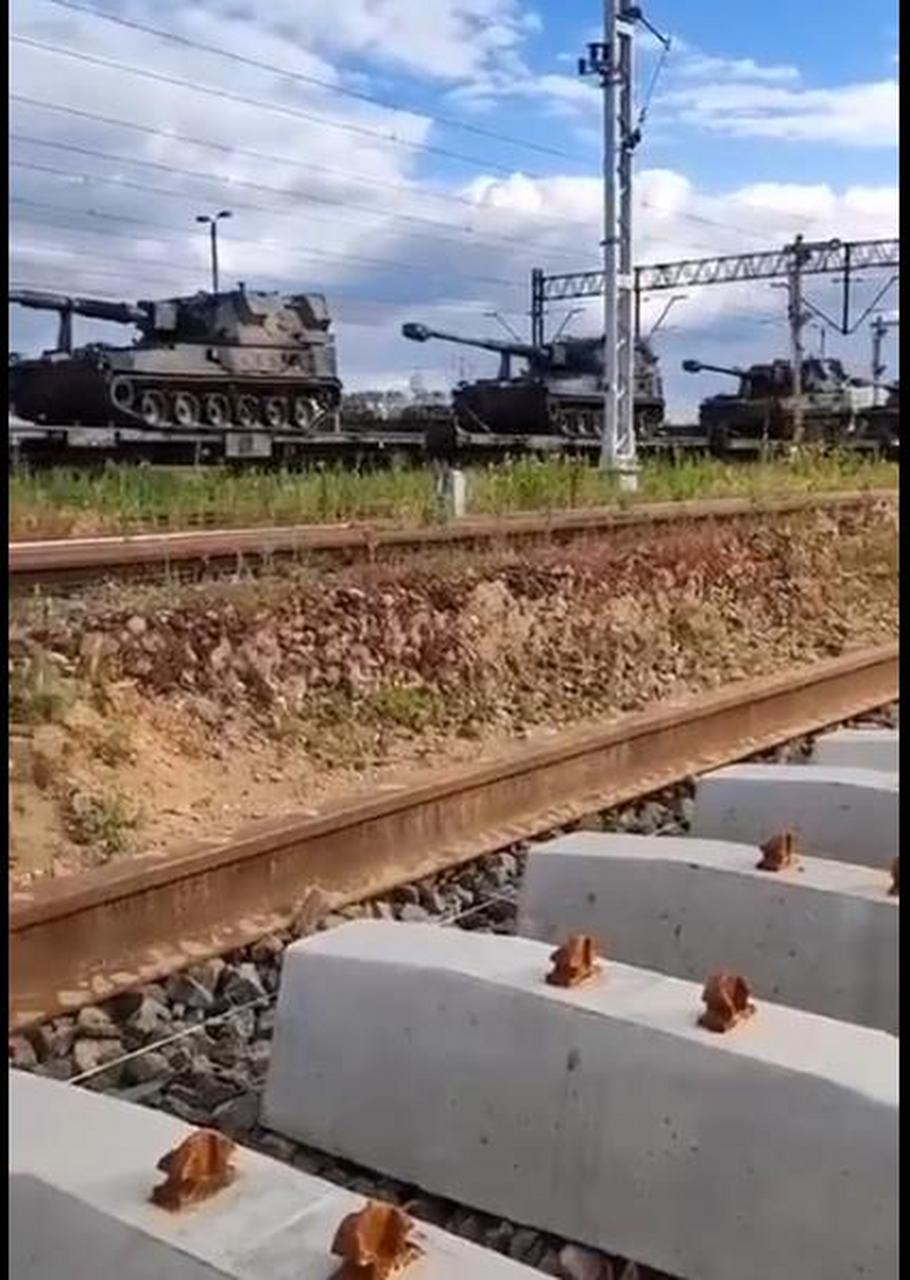 大量波兰提供的"克莱博"(krab)155毫米口径自行榴弹炮正运往乌克兰.