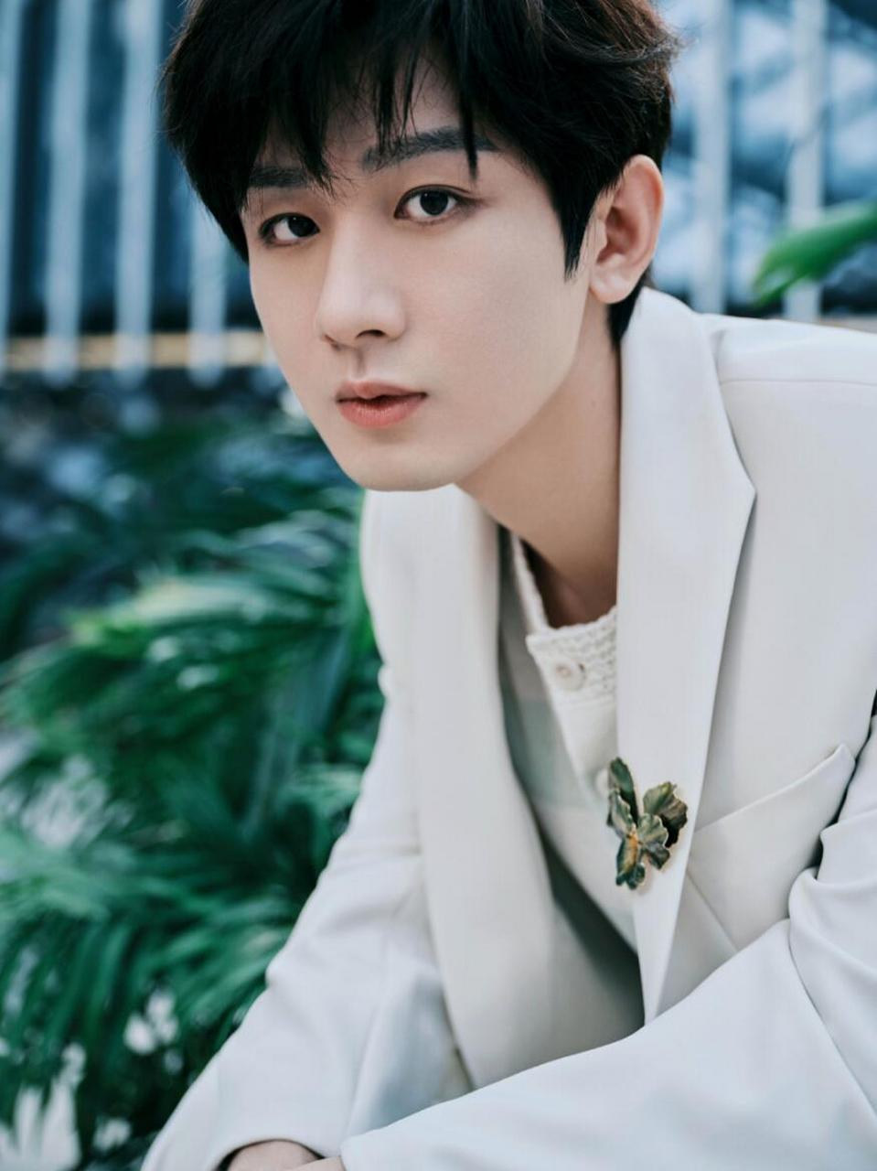 有网友发现成毅与在《莲花楼》当中饰演石水一角的女演员吴施乐行程