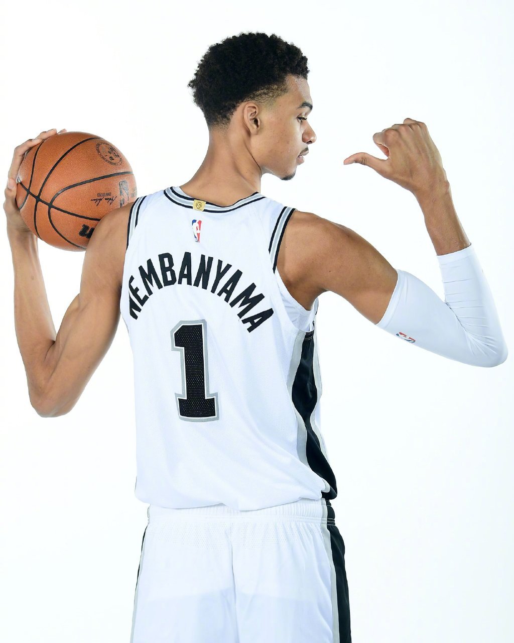 邓肯,两位状元秀为马刺拿下5次nba总冠军,这下文班亚马能否接过他们的