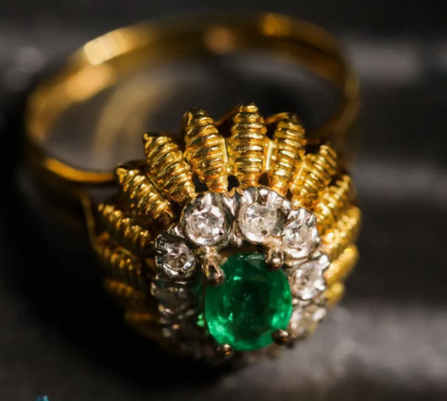 点击头像看直播##彩宝#设计款18k金祖母绿钻戒 精工 戒指设计很别致