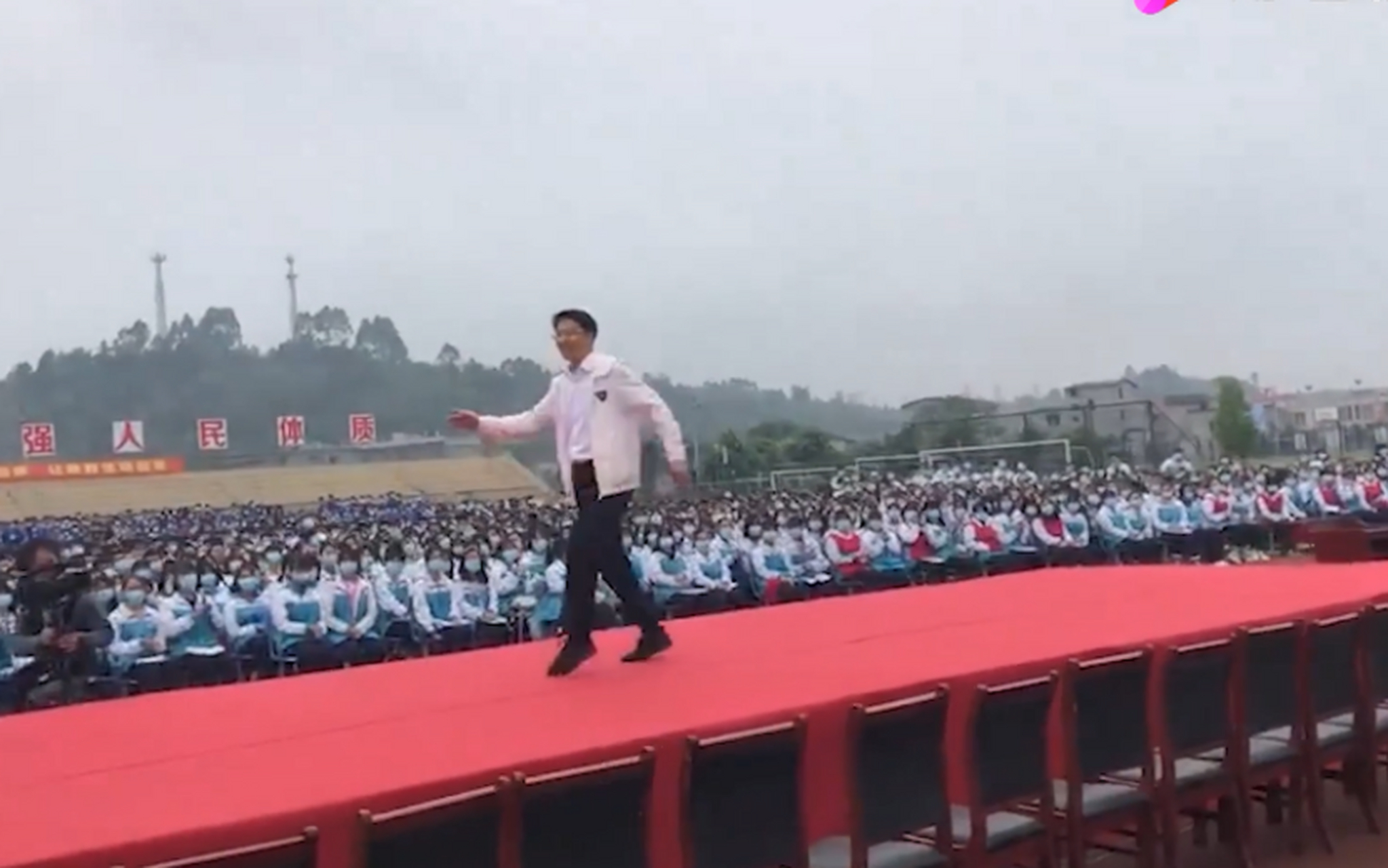 近日,乐山市犍为县教育局局长段礼富为高考学生跳霹雳舞减压的视频在