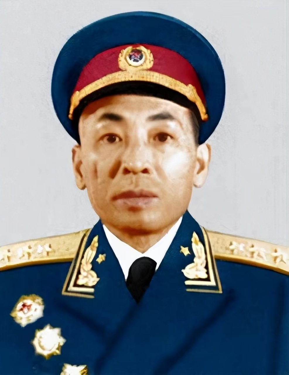 1933年6月,游击队大队长叶飞在饭店等人接头,突然几个特务冲进来对他