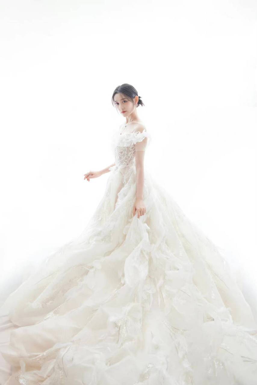 蒋依依穿白色梦幻纱裙天鹅颈诱人 婉约柔美颜值高