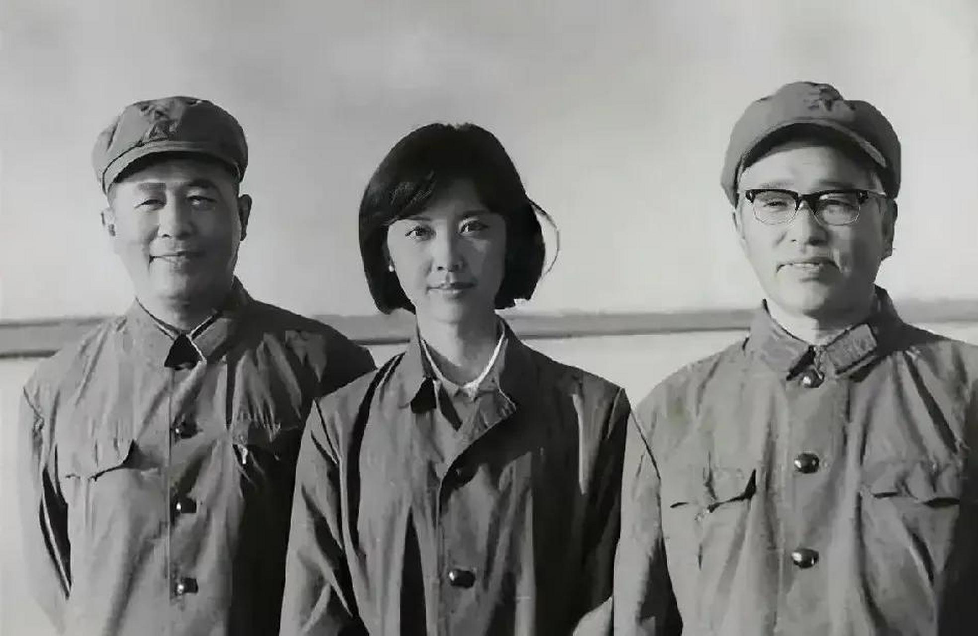 上世纪70年代,一身军装的朱琳和两个部队首长的合影,穿上军装的她英姿