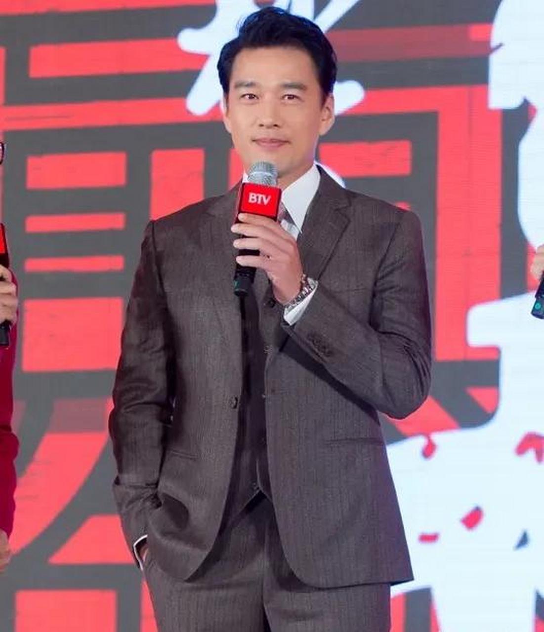 谁也没有想到,1月18日,网上流传了一张贾静雯与王耀庆的合影,这张照片