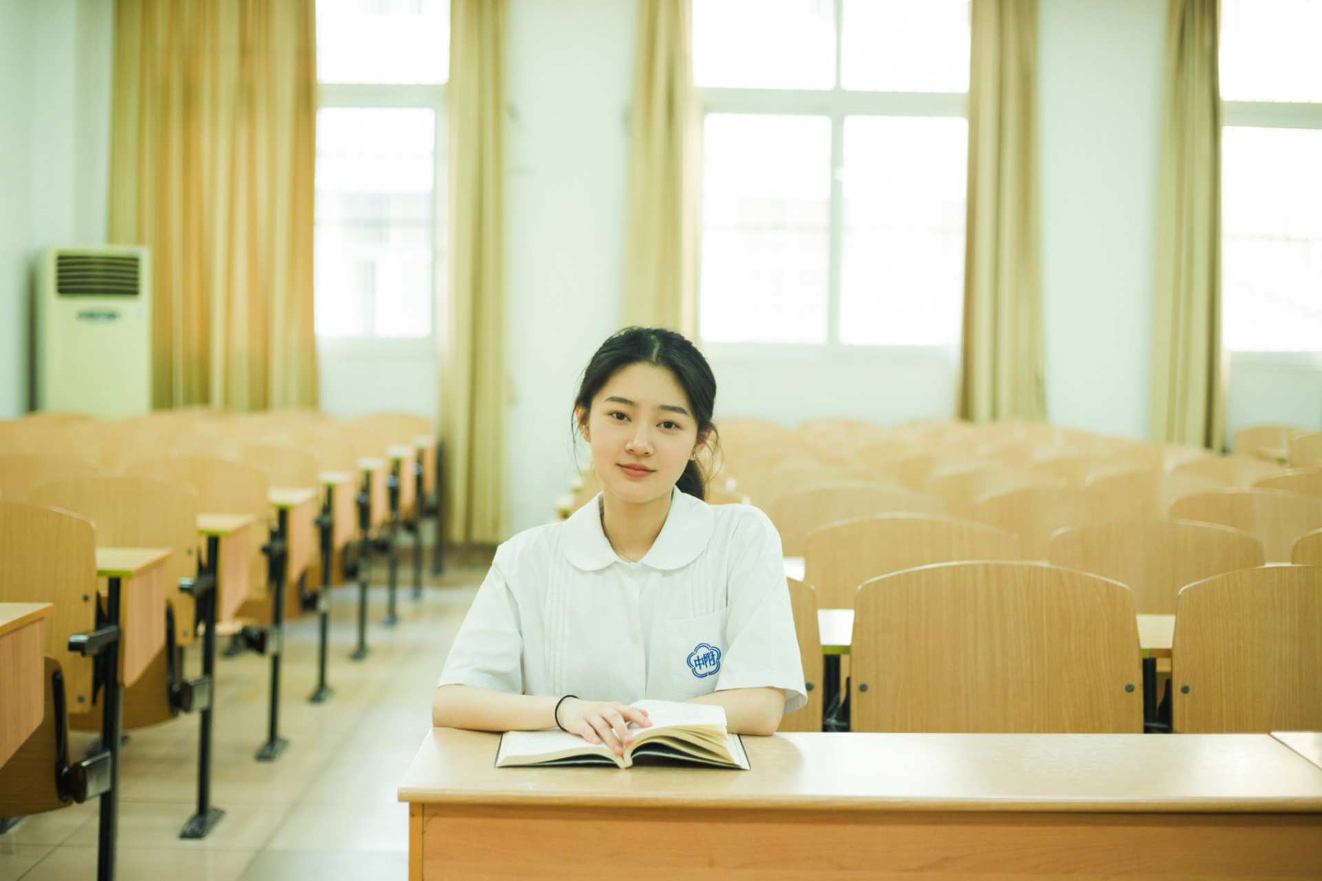 毕业照——教室怎么拍?[惊恐] 毕业季到啦,毕业写真肯定是少不来滴.