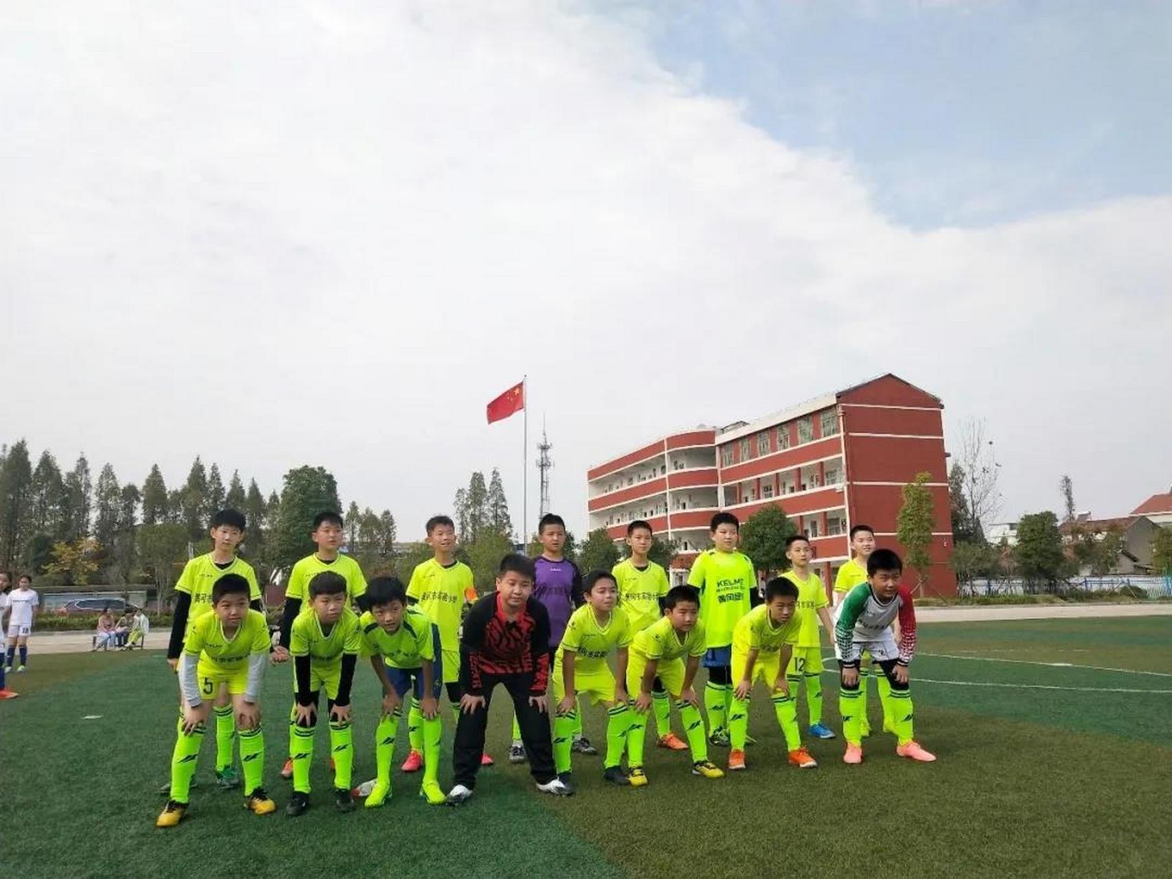 激情飞扬显活力,绿茵赛场展风采 ——黄冈市实验小学"校长杯"足球联赛