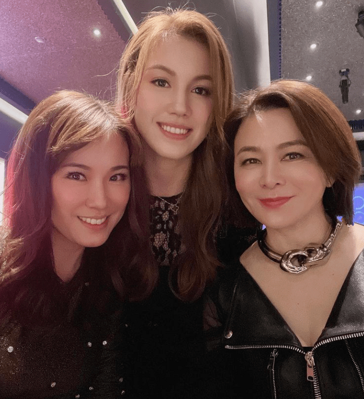 宋宛颖是一个中葡混血儿,她的母亲文宝雪是1990年澳门小姐亚军,1991年