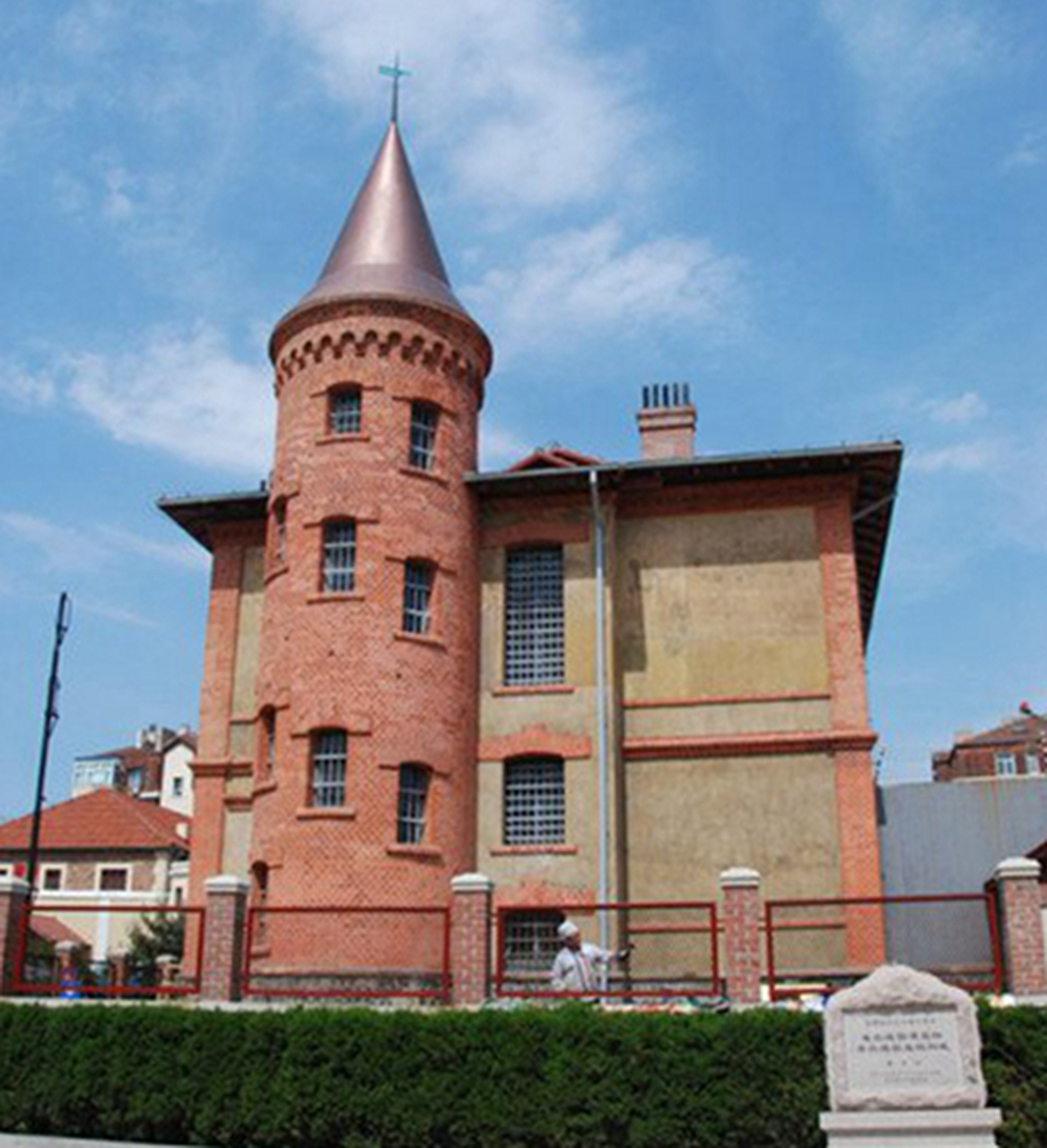 "一个平时总是对我凶巴巴的人突然拿着糖果玩具笑得跟菊花一样偷偷