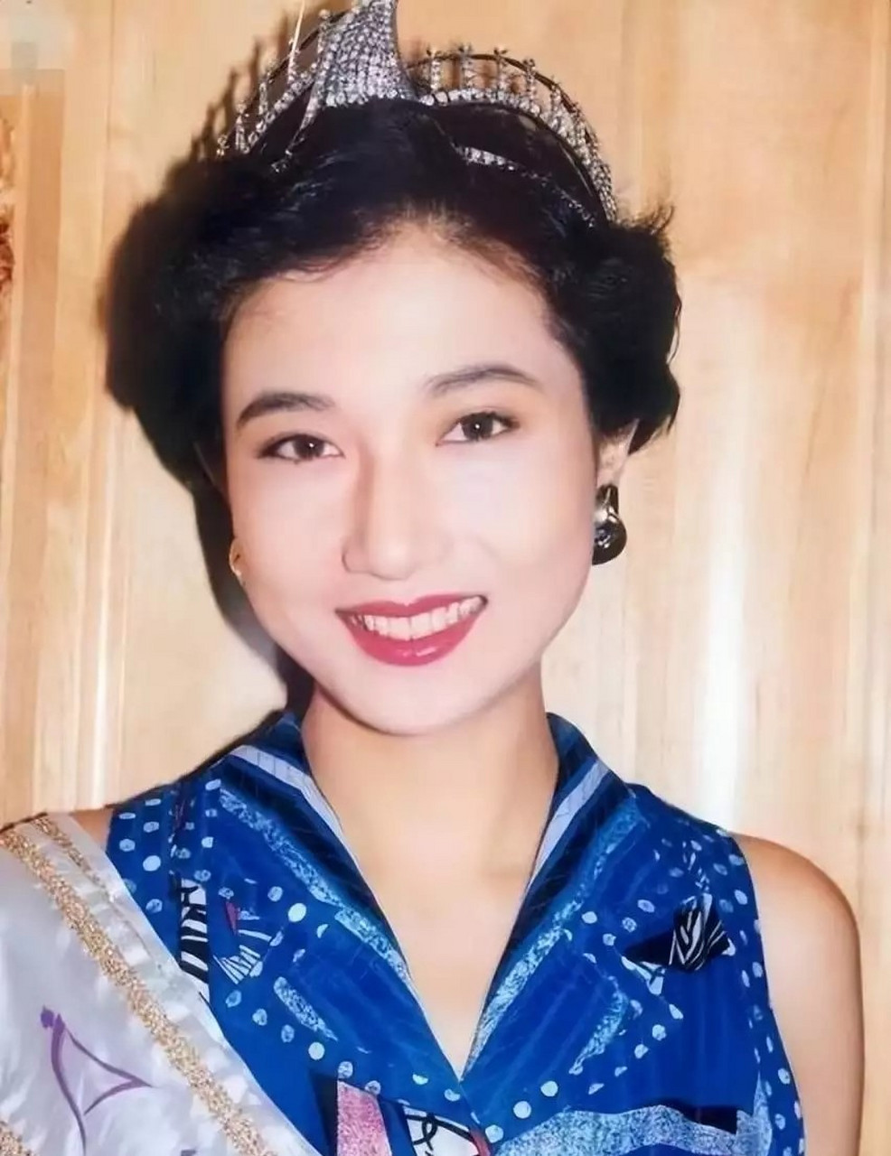 吴绮莉:18岁拿下选美冠军,26岁怀上成龙孩子,44岁与女儿反目