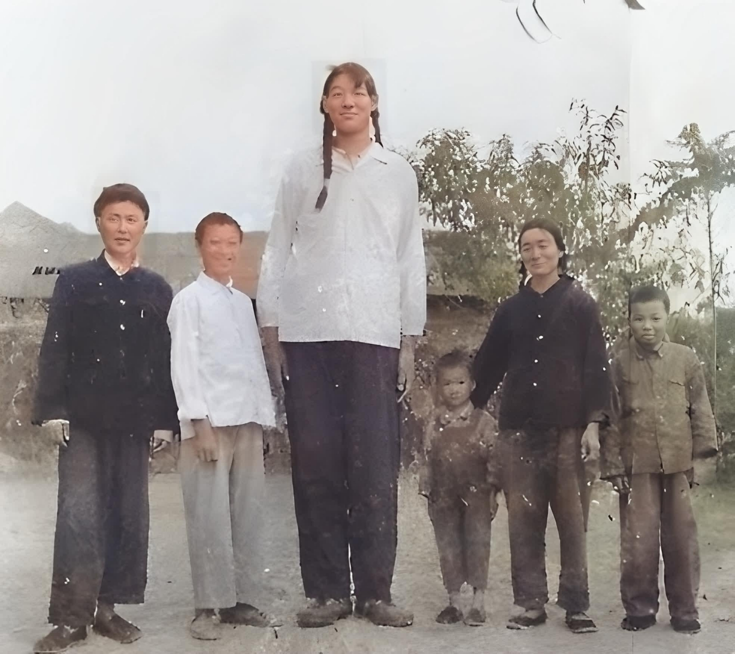 曾金莲是世界上最高的女性,身高2.48米!14岁的她身高已经达到了2.