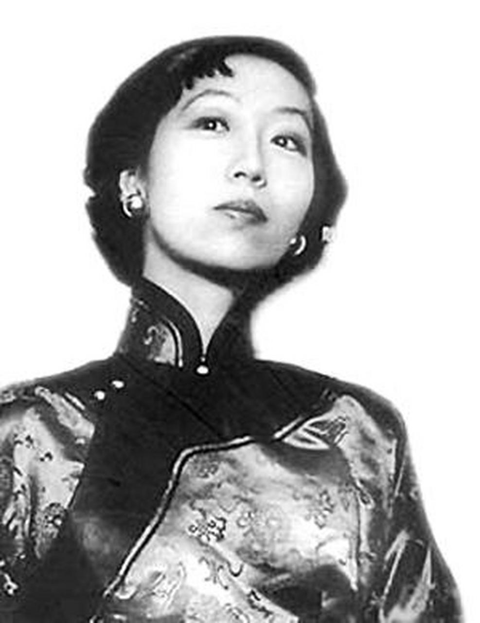 张爱玲的首篇,十八九岁所写的《天才梦》一文展露了文字的纯熟驾驭