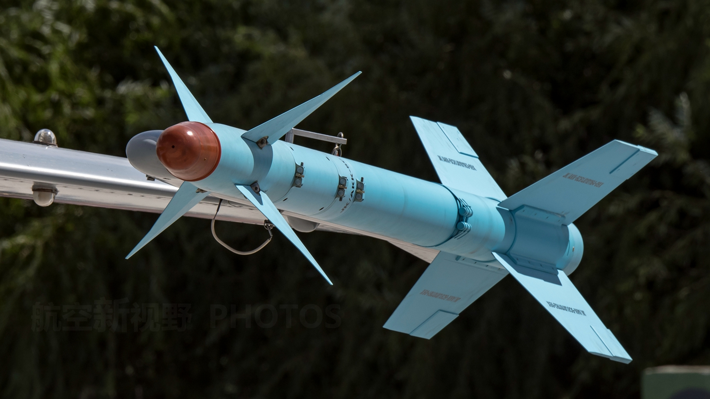 国产歼轰-7a歼击轰炸机目前使用的空空导弹主要是pl-8b近距空空导弹和