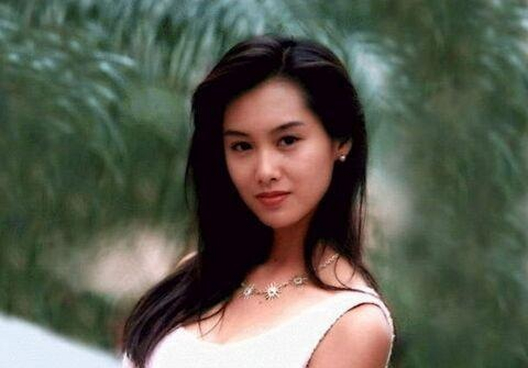 年轻的朱茵,被称为"眼里有星星的少女".