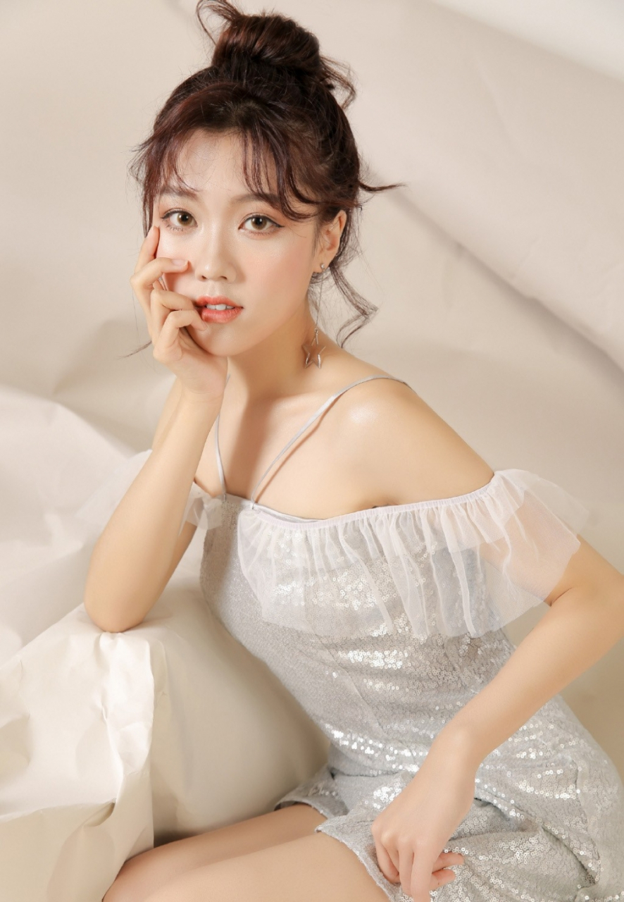 90后青涩嫩模风情万种居家慵懒妩媚私拍