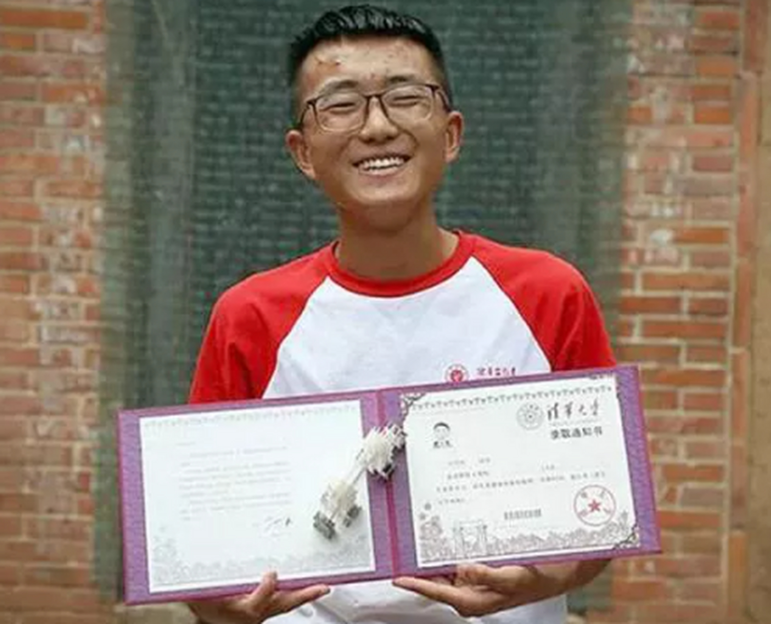 19岁的林万东在工地上刚背完200斤沙子,包工头跑过来激动地说:"你713