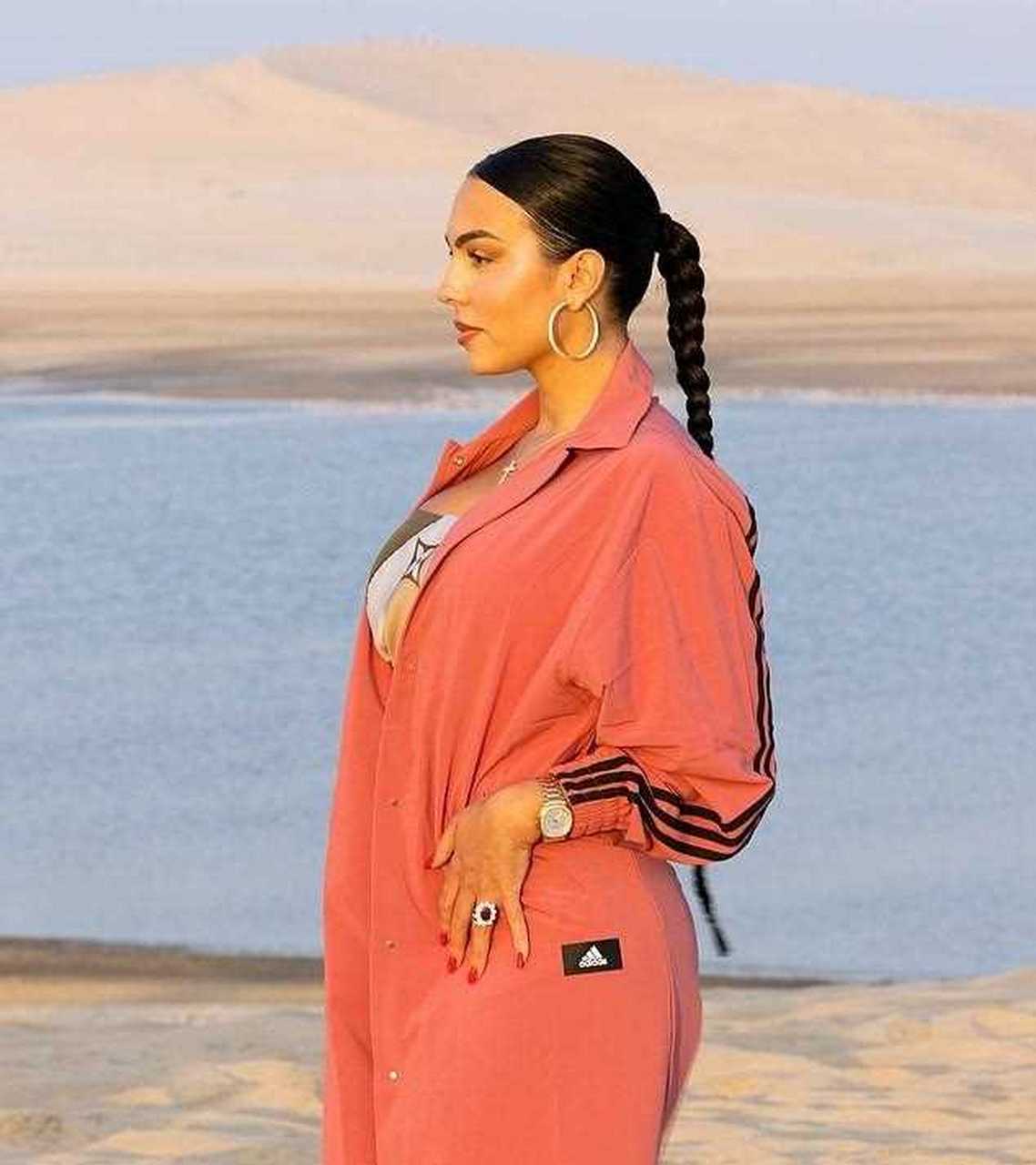 "罗嫂"乔治娜·罗德里格斯(georgina rodriguez)与孩子在卡塔尔沙漠