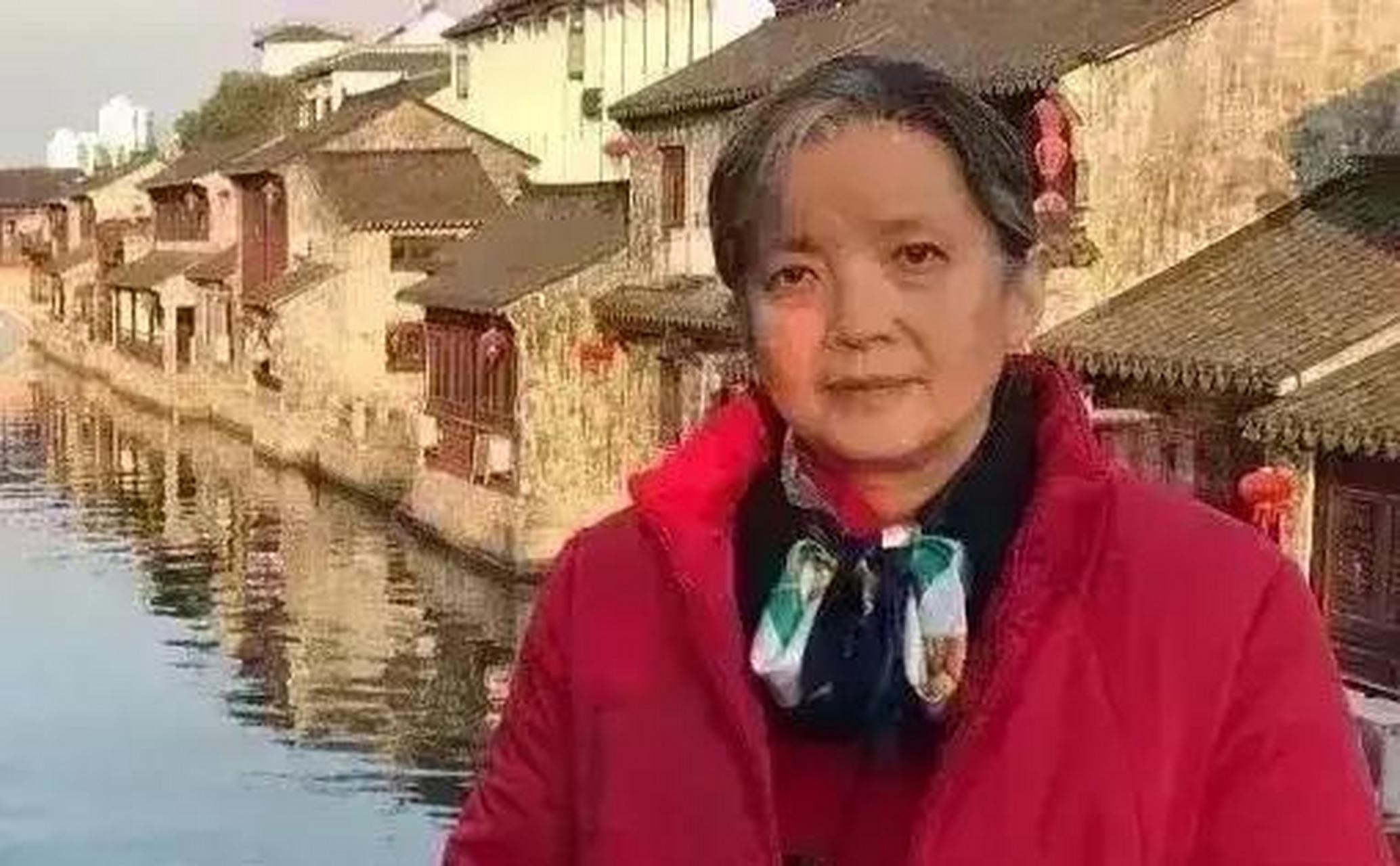 62岁吕丽萍近照,头发花白,老态尽显,早已不复当年风采.