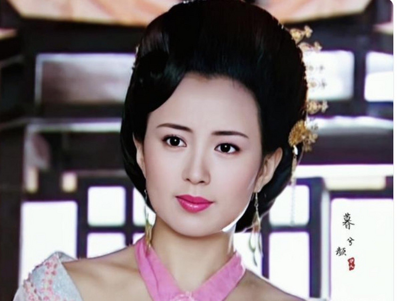 杨童舒饰演的"徐盈盈",才是穿着最粉嫩的衣服,干着最狠的事的一个狠人