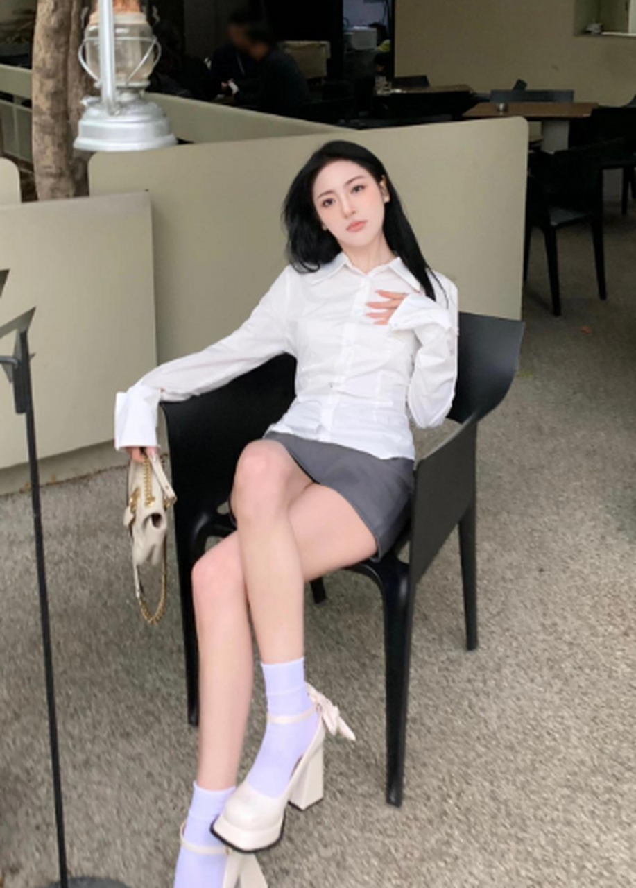 小姐姐白衬衣超短裙职业装写真,气质女神!