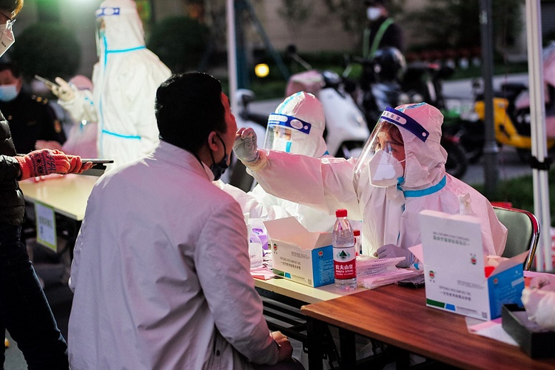 中国单日新冠病逝7例 医护人员正在为济南市民进行新冠核酸采样