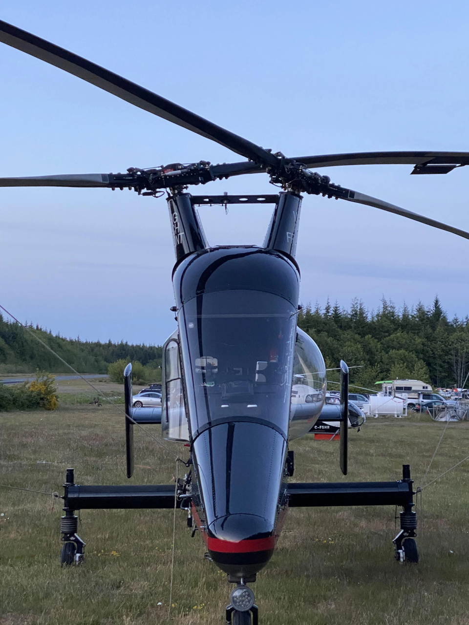 卡曼(k-max)直升机,是美国卡曼宇航公司研制的单座单发并列双旋翼中型