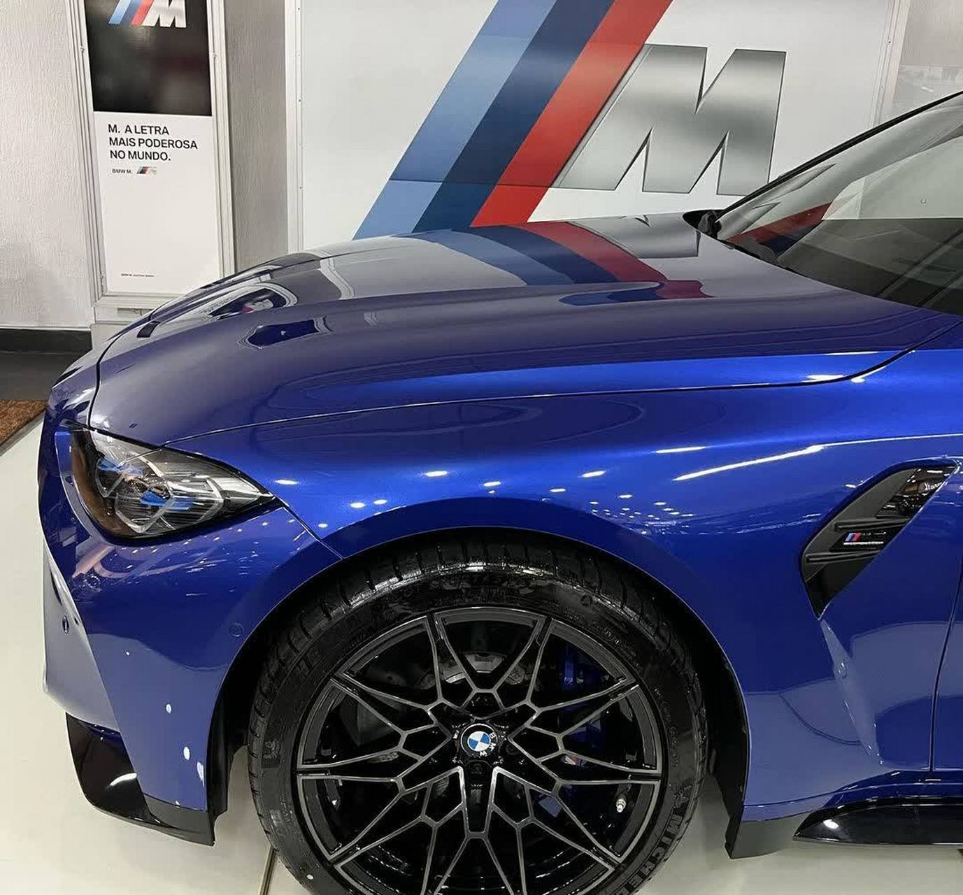 在巴西销售的宝马m3竞赛版,波尔蒂芒蓝漆/银石白内饰,售价为799,950