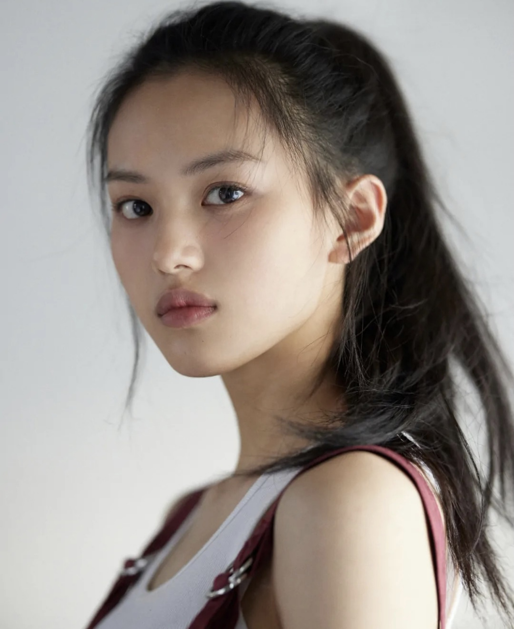 沈羽洁是一位00后新人演员,出演了《以爱为营》和《无所畏惧》两部