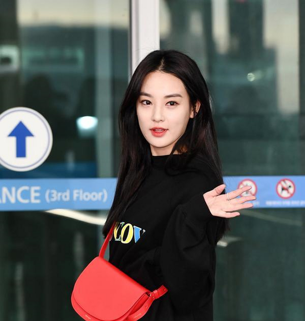 解锁初春街头型格绝对是卫衣 牛仔裤,李珠妍不用硬凹也很时髦