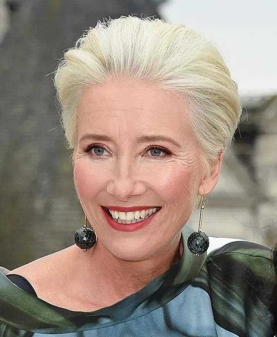 汤普森在接受英国威廉王子授予"女爵士"勋章时梳着整齐的银发,穿着