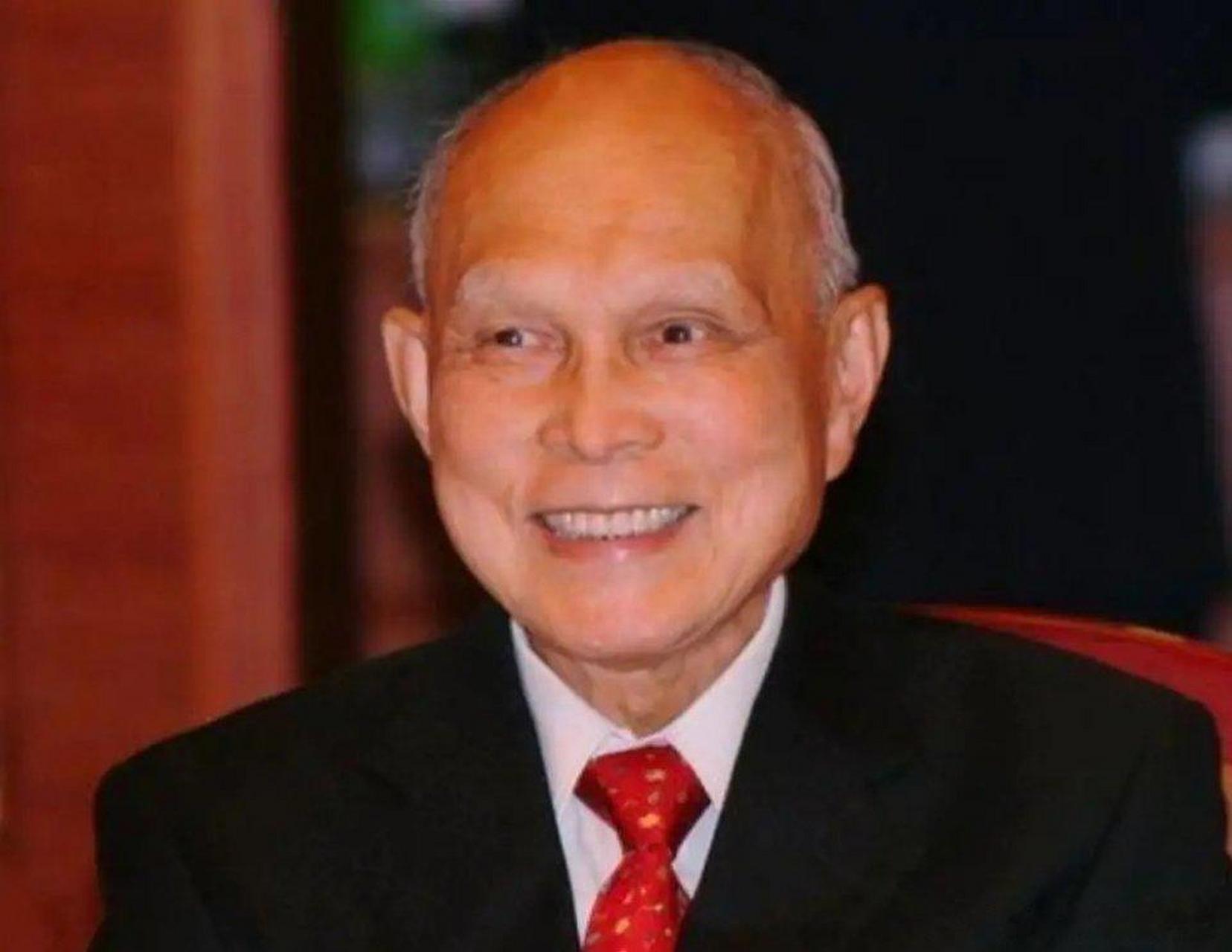 1986年英国女王访华,内地找霍英东借车,霍英东直接买了一辆英国女王