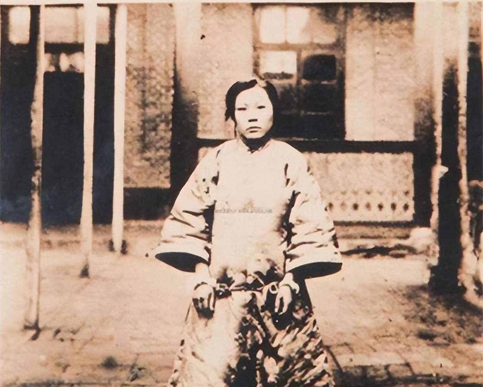 1919年,土匪头子看上18岁的青楼头牌张素贞.