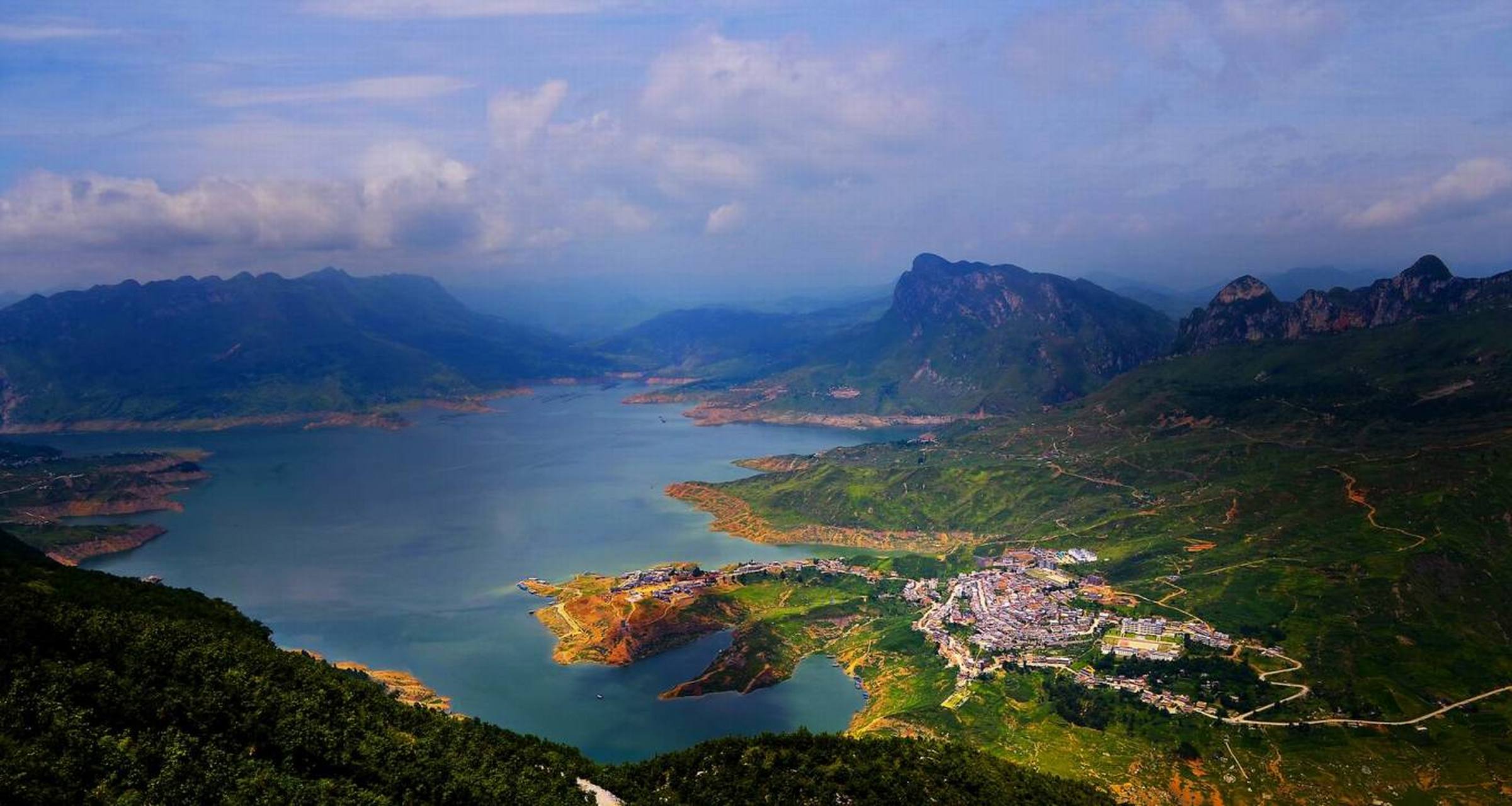 【夏游贵州】六盘水牂牁江水域面积宽广,附近山峰到牂牁湖面的海拔均