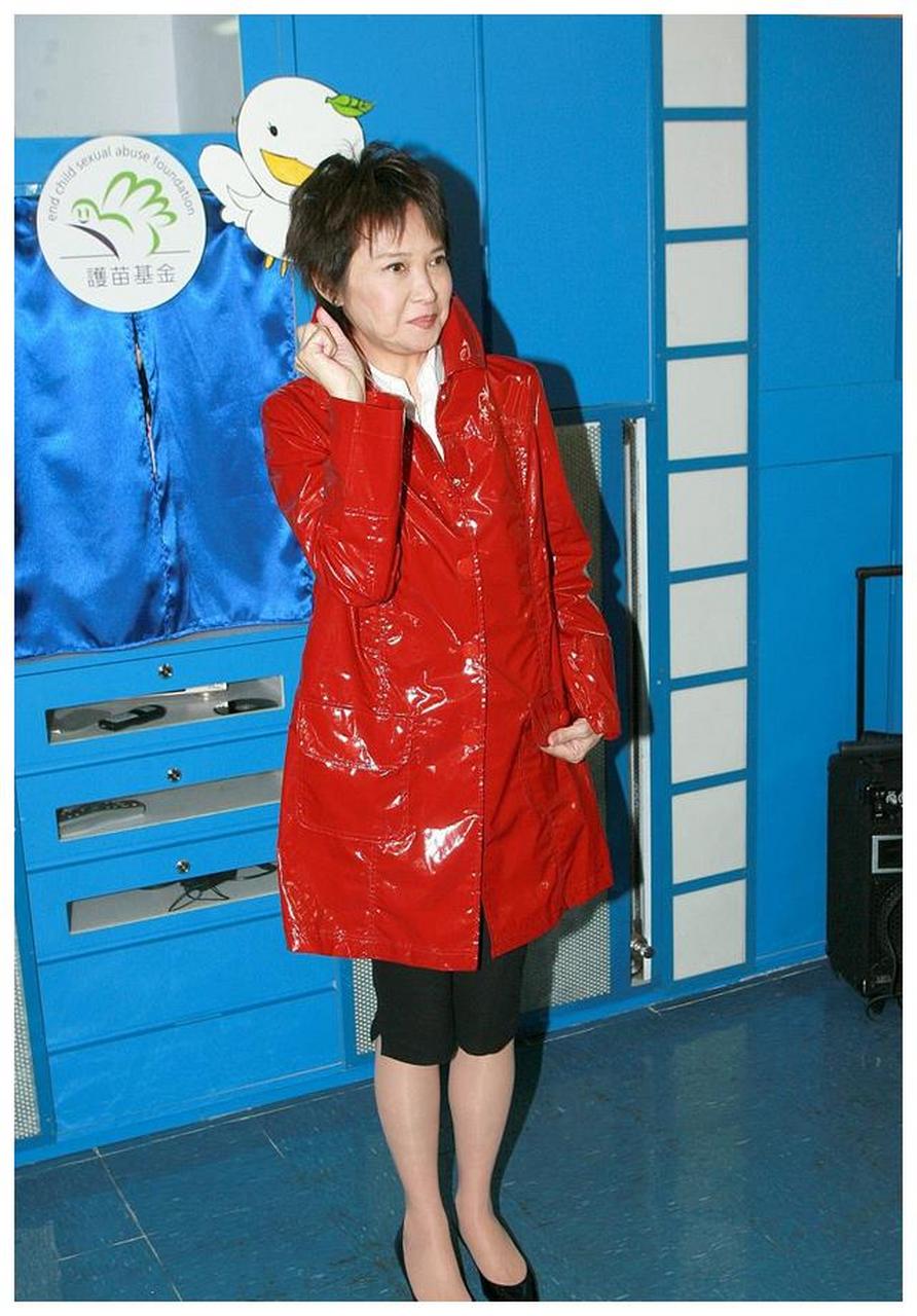 主动"甩掉"谢贤的萧芳芳,都74岁了,穿红色漆皮风衣仍惊艳