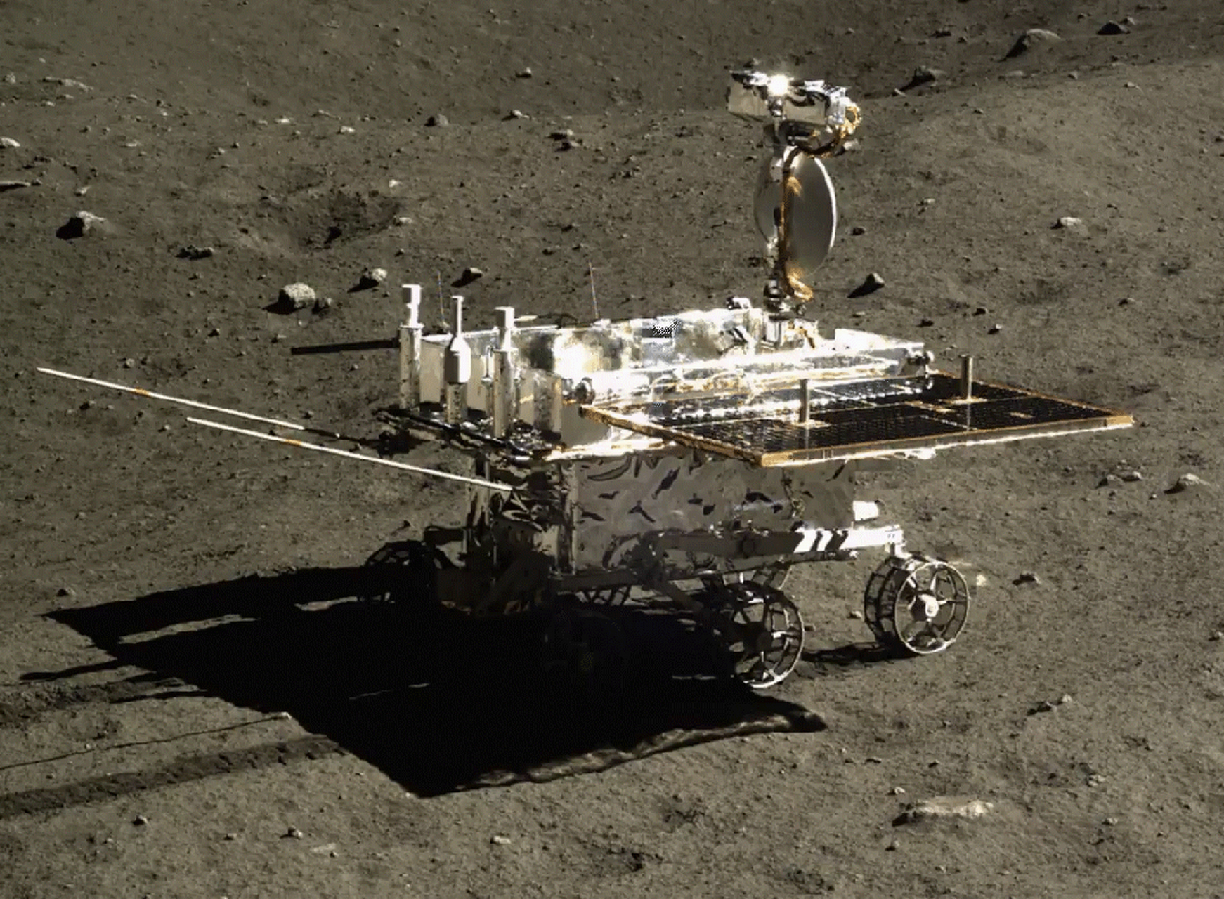 玉兔号月球车是我国第一辆地外天体漫游车,整车呈长方形盒状,长1.