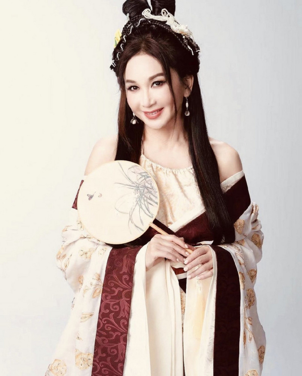 56岁香港女星温碧霞因演出2001年港剧《封神榜》受封"最美妲己",多年