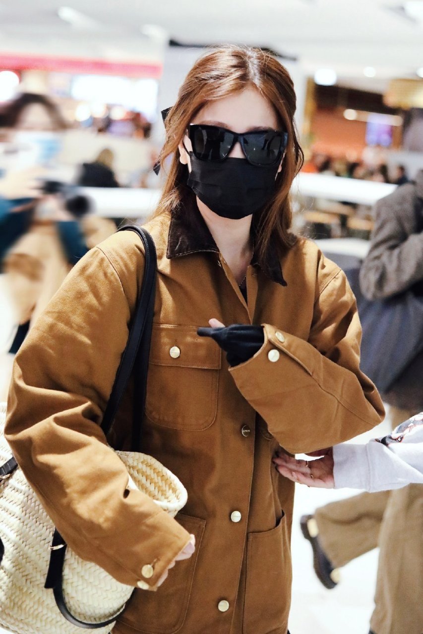 虞书欣机场街拍!