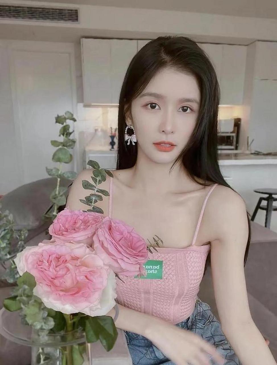 "吊带美女"蔡卓宜,身材窈窕,性感迷人