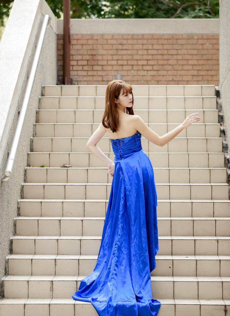气质美女蓝色抹胸礼服性感写真