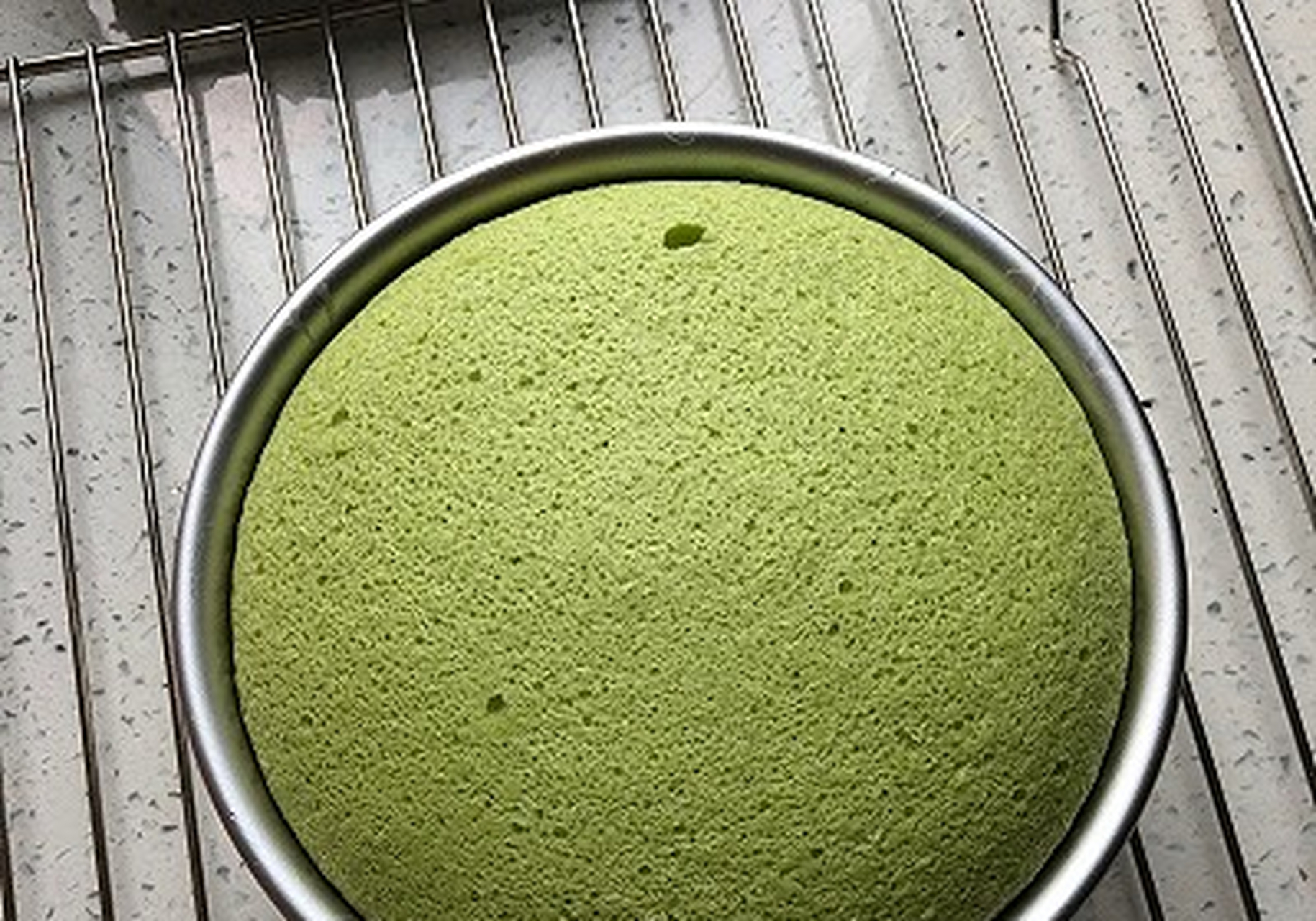 香兰叶 10片水 100g鸡蛋 3个色拉油 30g糖粉 30g海盐 1g椰浆 40g低筋