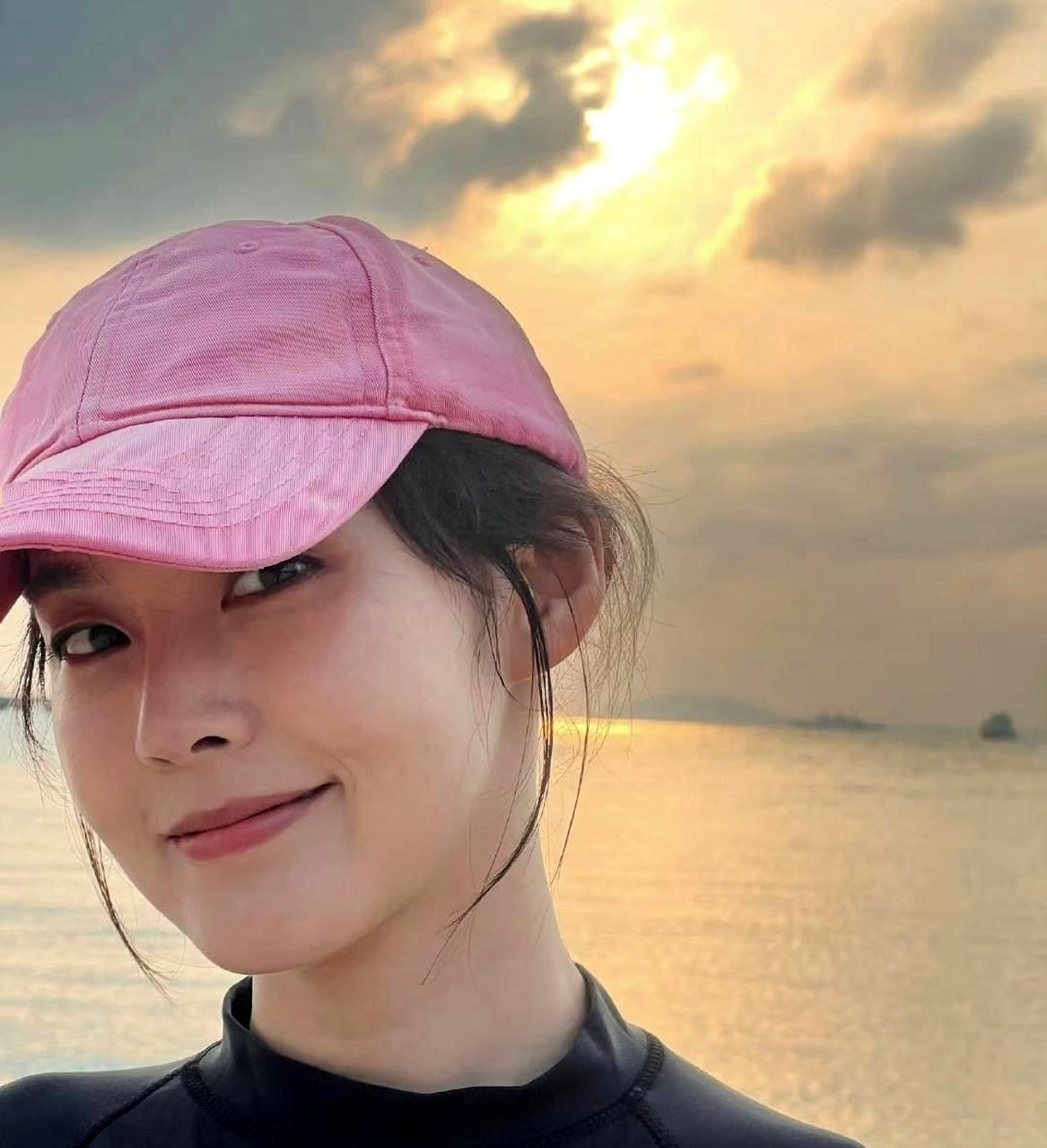 张佳宁在海边晒出随拍照片,她的笑容非常亲切,虽然颜值不算惊艳,但却
