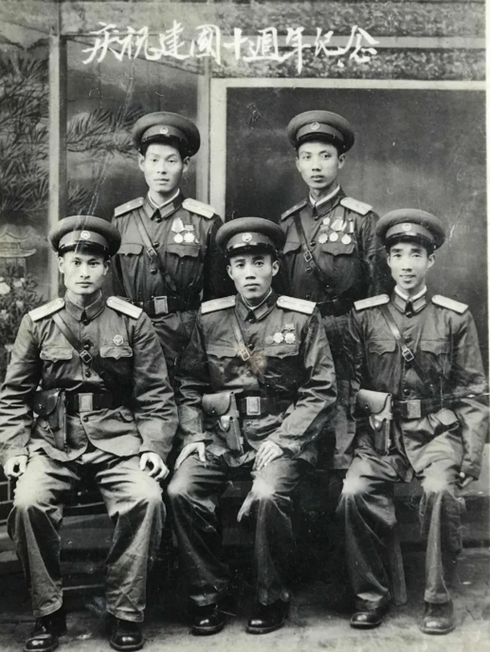 这是1959年,几名身穿"五五式军装"的解放军军官,一张珍贵的留影,照片