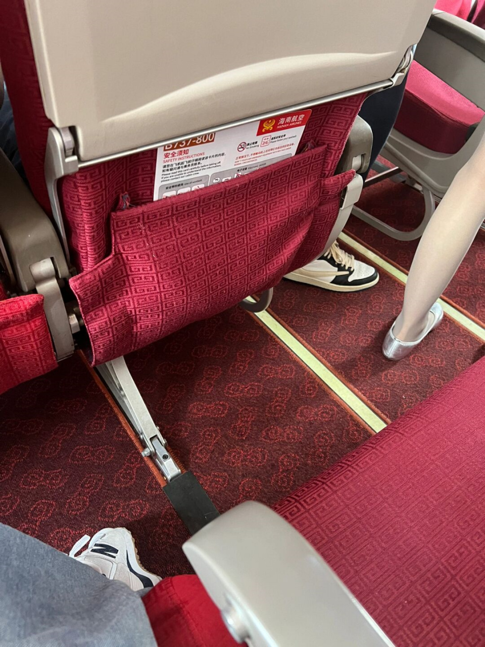 海航空姐鞋  发现海航空姐的鞋子是银色的还挺好看的 有没有类似同款