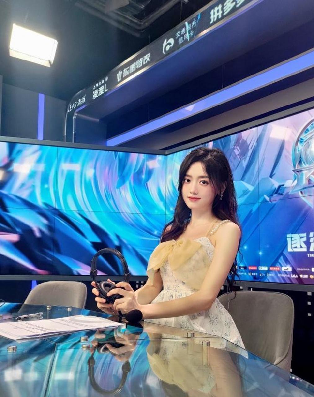 王者荣耀美女主持人灵儿迷人美照欣赏,真美啊