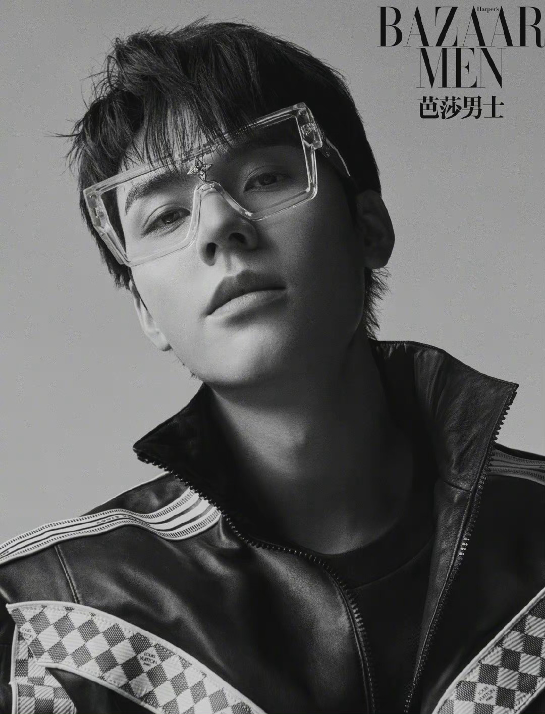 龚俊芭莎男士封面大片 黑色大衣与黄色运动套装混搭撞色交替诠释时尚
