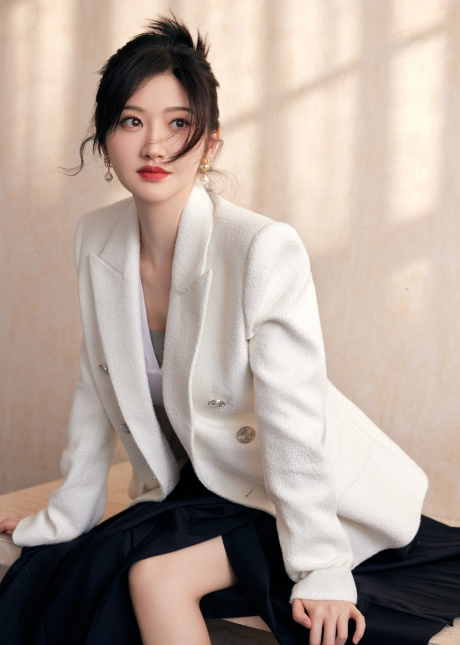 腮红粉嫩又温柔,少女感满满的#景甜# 性感饱满的身材,樱桃小嘴,妩媚