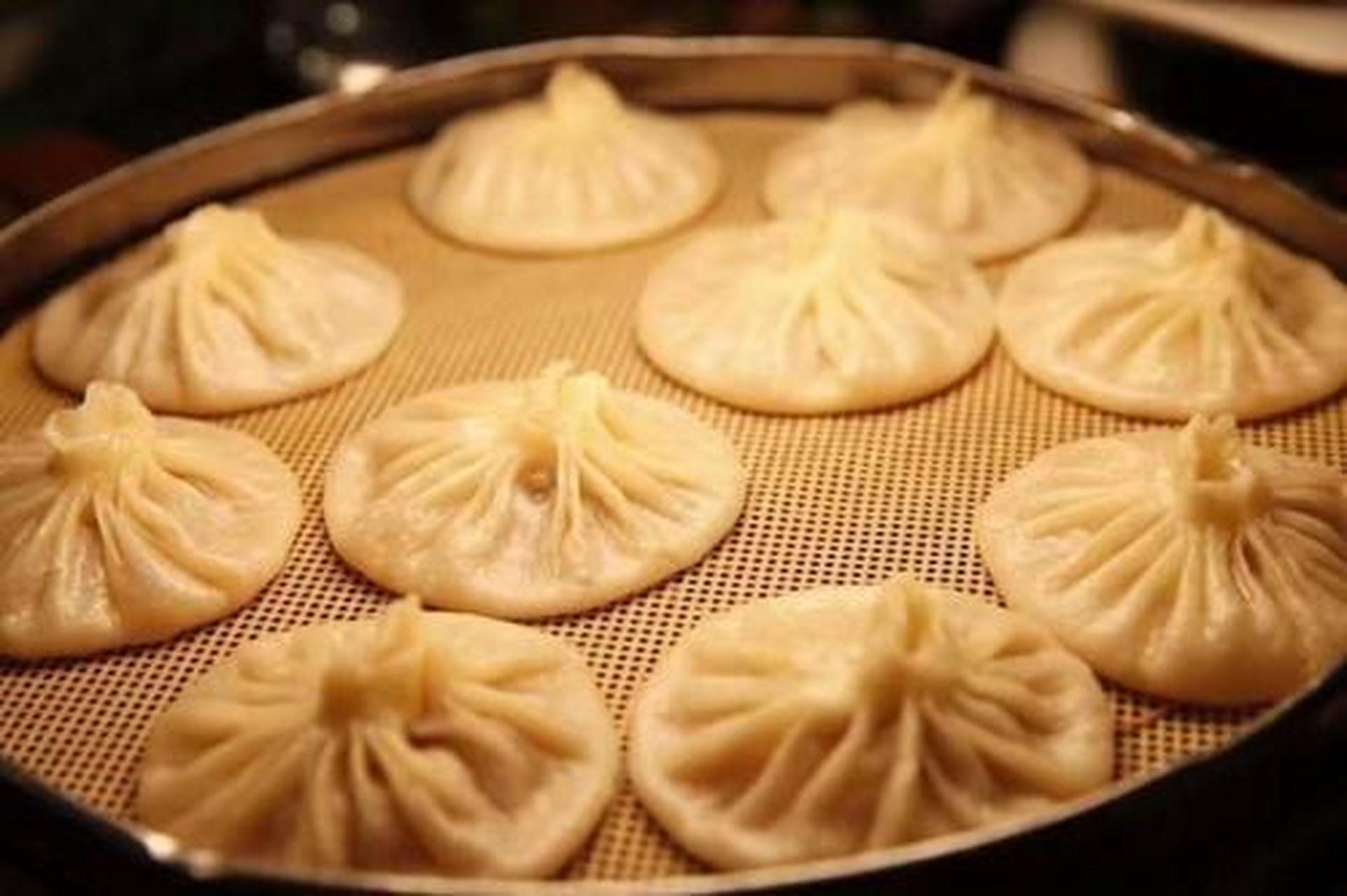 开封人吃灌汤包子有这样一句顺口溜:"先开窗,后喝汤,再满口香.